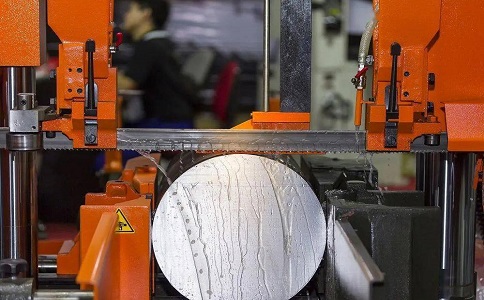 为什么选购广华办事处立式带锯床时，客户需要提供锯切生产量、材质、硬度、大小、厚度等需求？